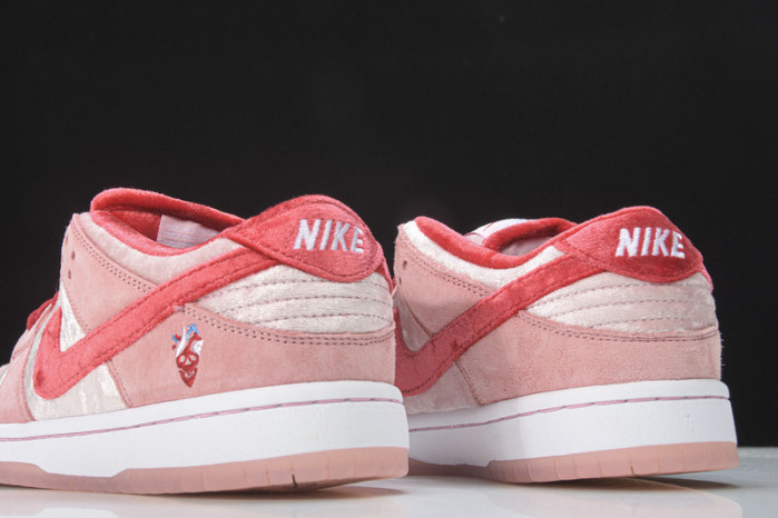 Nike SB Dunk Low StrangeLove Skateboards  CT2552-800