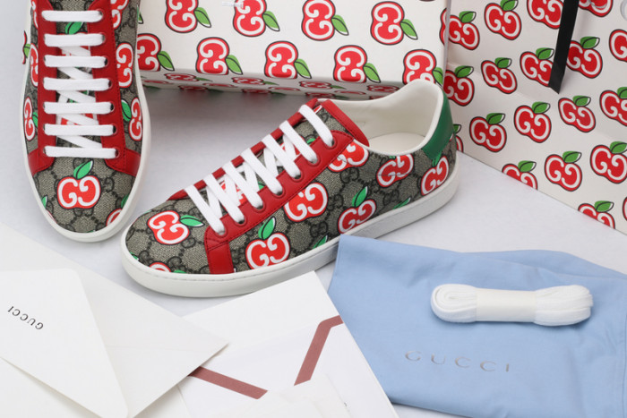 Gv*c ace embroidered low-top sneaker